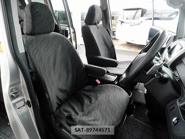 Toyota VOXY 2011-03 8373355-10