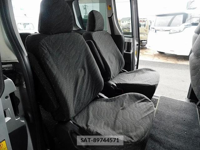 Toyota VOXY 2011-03 8373355-11