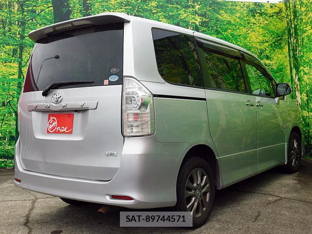 Toyota VOXY 2011-03 8373355-4