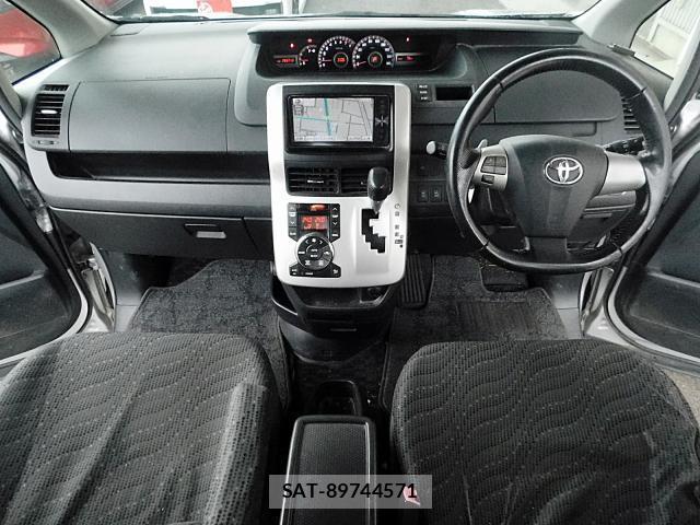 Toyota VOXY 2011-03 8373355-5