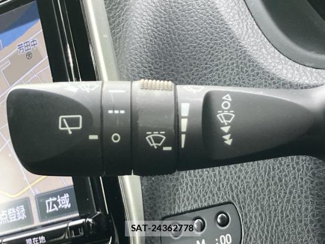 Toyota VOXY 2017-08 8373413-15