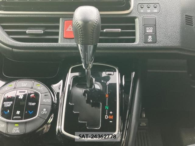 Toyota VOXY 2017-08 8373413-16
