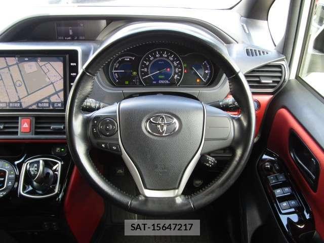 Toyota VOXY 2017-07 8373708-1