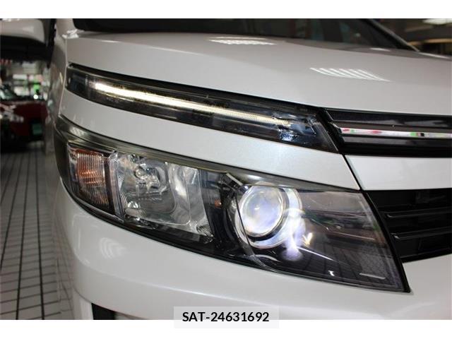 Toyota VOXY 2016-09 8373772-11