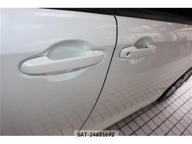 Toyota VOXY 2016-09 8373772-12