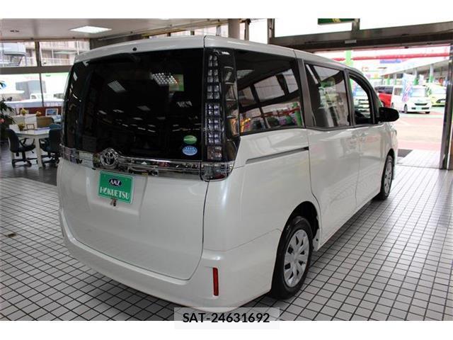 Toyota VOXY 2016-09 8373772-3