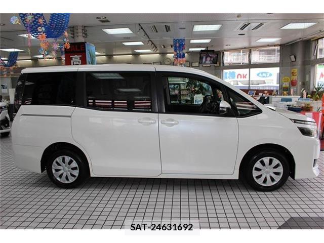 Toyota VOXY 2016-09 8373772-4