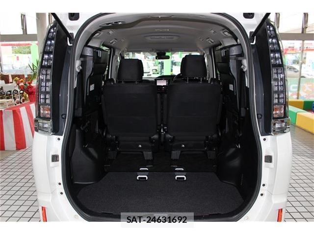 Toyota VOXY 2016-09 8373772-7