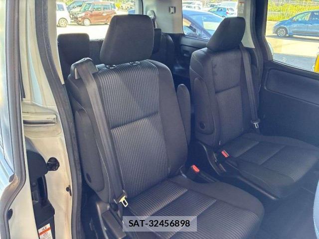 Toyota VOXY 2016-08 8373860-4