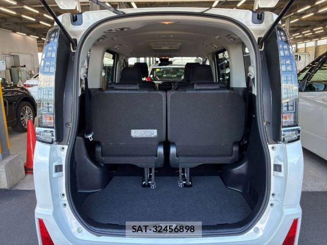 Toyota VOXY 2016-08 8373860-5