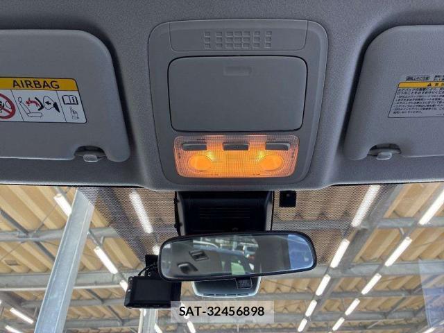 Toyota VOXY 2016-08 8373860-7