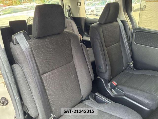 Toyota VOXY 2014-11 8373861-4