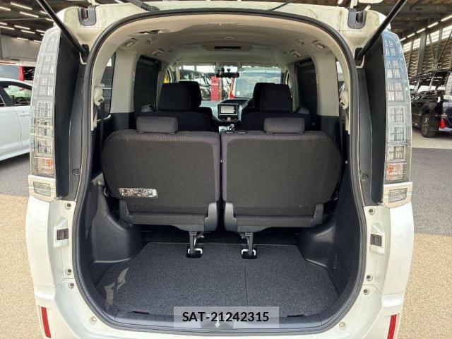 Toyota VOXY 2014-11 8373861-5