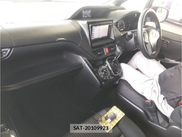 Toyota VOXY 2017-08 8373886-9