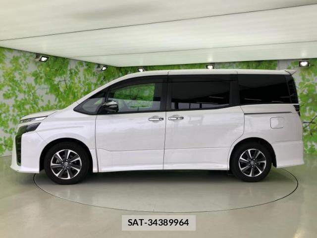 Toyota VOXY 2021-07 8374132-1