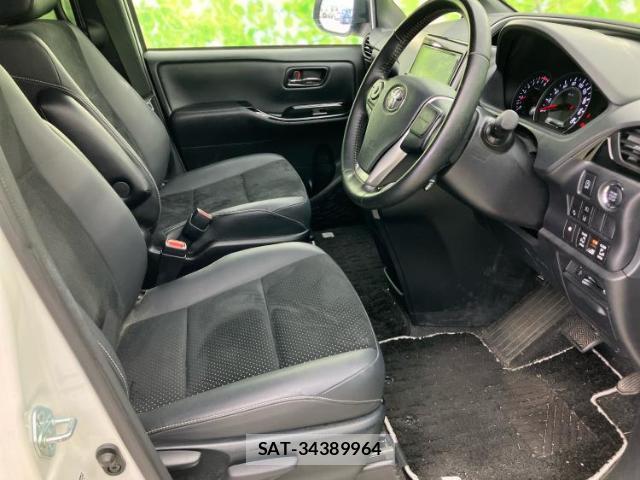 Toyota VOXY 2021-07 8374132-4