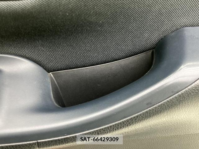 Toyota VOXY 2014-10 8374166-6
