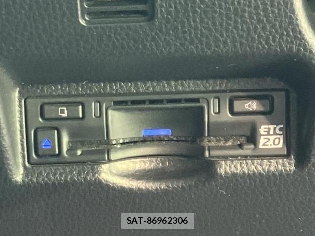 Toyota VOXY 2022-07 8374186-17