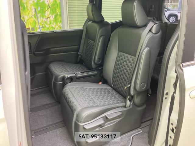 Toyota VOXY 2025-06 8374202-6