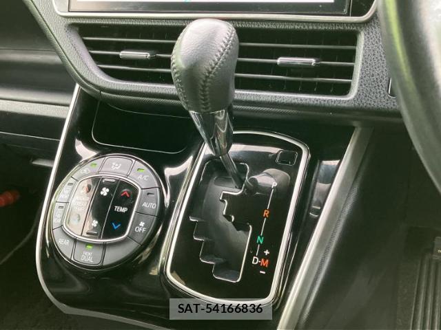 Toyota VOXY 2018-02 8374209-16