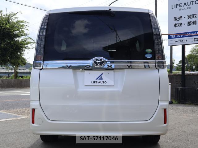 Toyota VOXY 2016-08 8374345-2