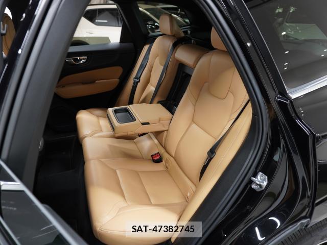 Volvo XC60 2021-10 8373058-14