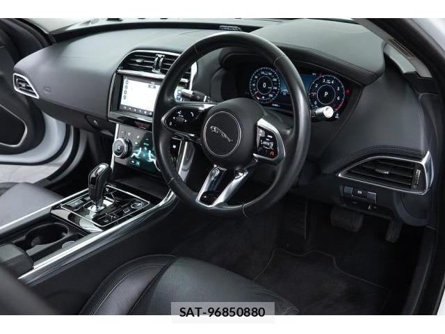 Jaguar XE 2019-11 8373460-10