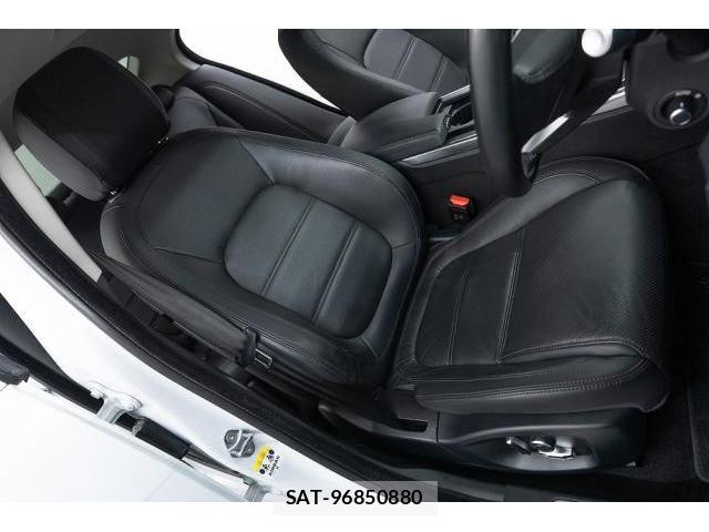 Jaguar XE 2019-11 8373460-11