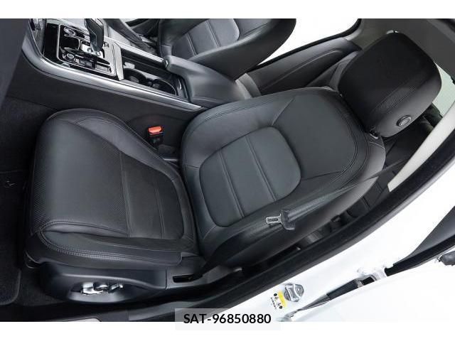 Jaguar XE 2019-11 8373460-12