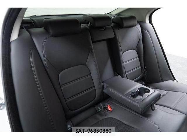 Jaguar XE 2019-11 8373460-14