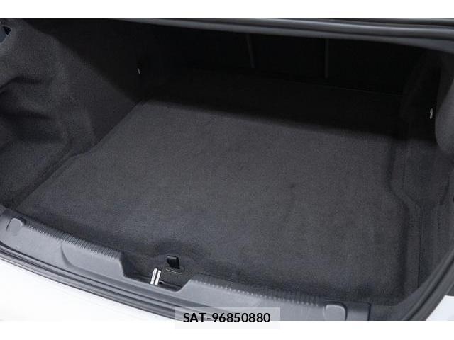 Jaguar XE 2019-11 8373460-15