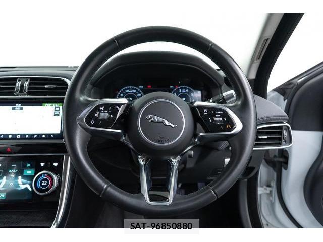 Jaguar XE 2019-11 8373460-16