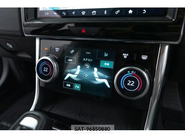 Jaguar XE 2019-11 8373460-17