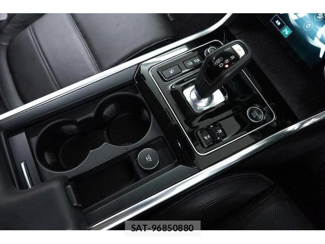 Jaguar XE 2019-11 8373460-18