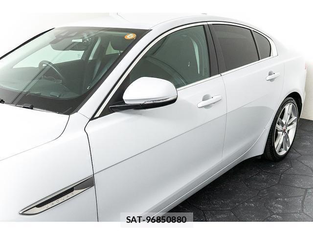 Jaguar XE 2019-11 8373460-7