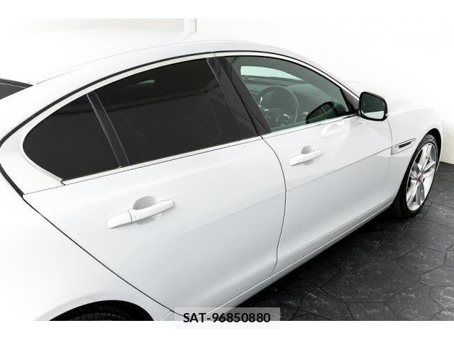 Jaguar XE 2019-11 8373460-9