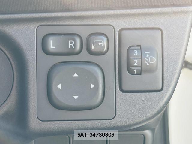 Toyota AQUA 2016-10 8378603-4