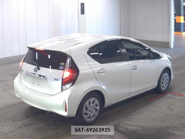 Toyota AQUA 2018-09 8378770-1