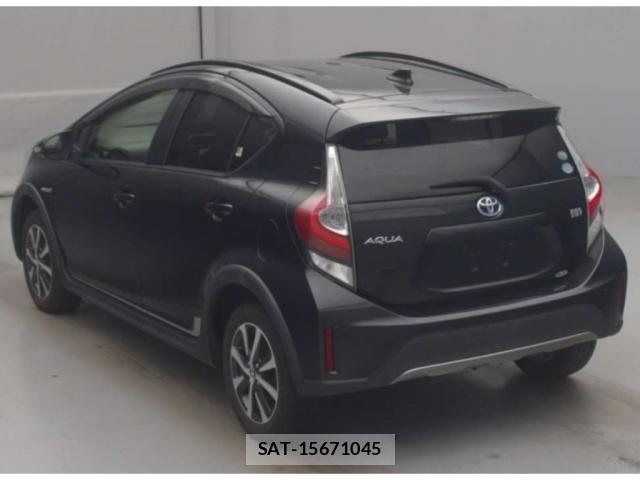 Toyota AQUA 2017-08 8378850-1