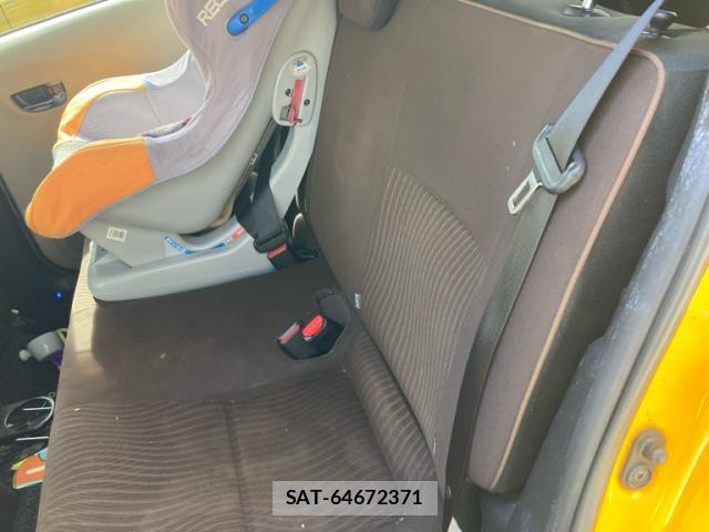 Toyota AQUA 2013-04 8379034-11