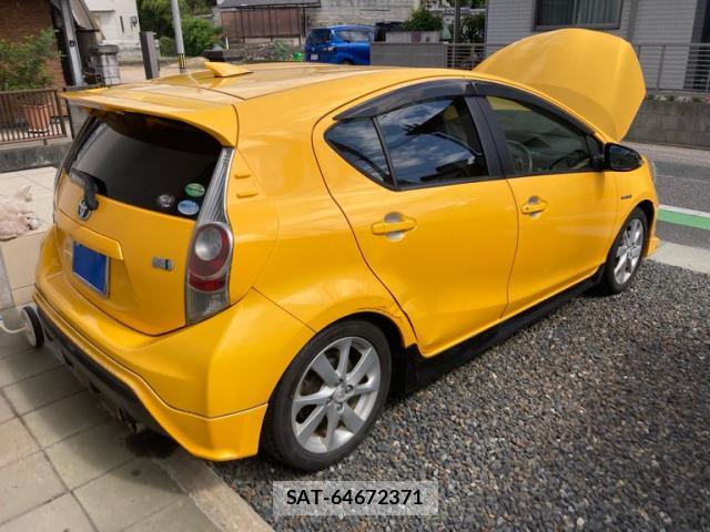 Toyota AQUA 2013-04 8379034-5