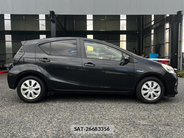 Toyota AQUA 2012-09 8379297-3