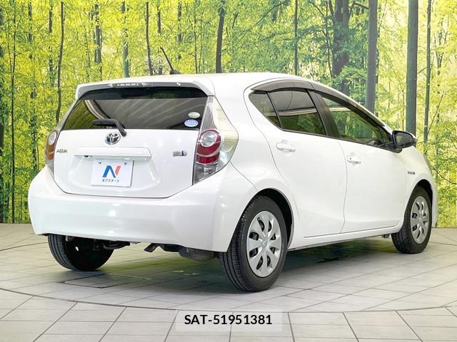 Toyota AQUA 2012-03 8379456-16