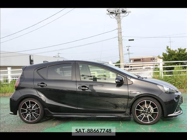 Toyota AQUA 2015-12 8379502-3