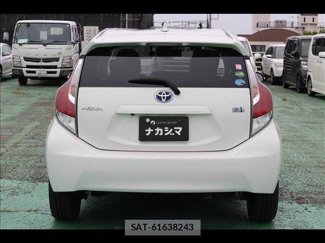 Toyota AQUA 2016-03 8379506-1