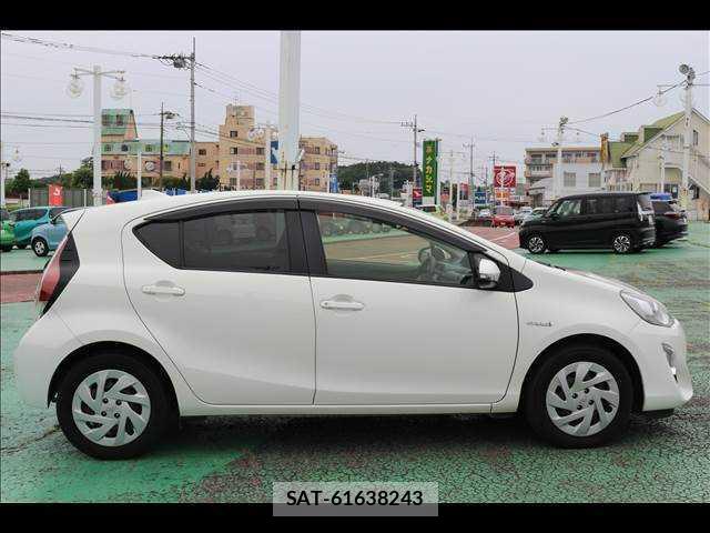 Toyota AQUA 2016-03 8379506-9