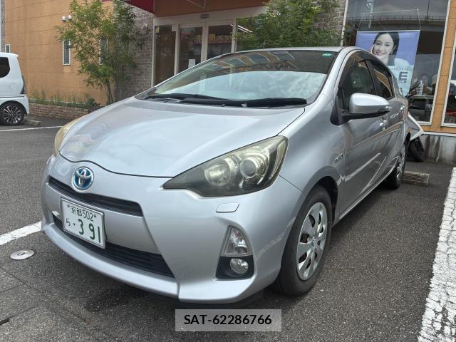 Toyota AQUA 2013-08 8379868-0