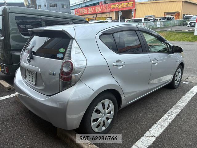 Toyota AQUA 2013-08 8379868-1