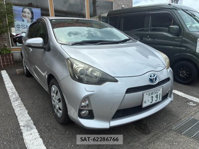 Toyota AQUA 2013-08 8379868-3