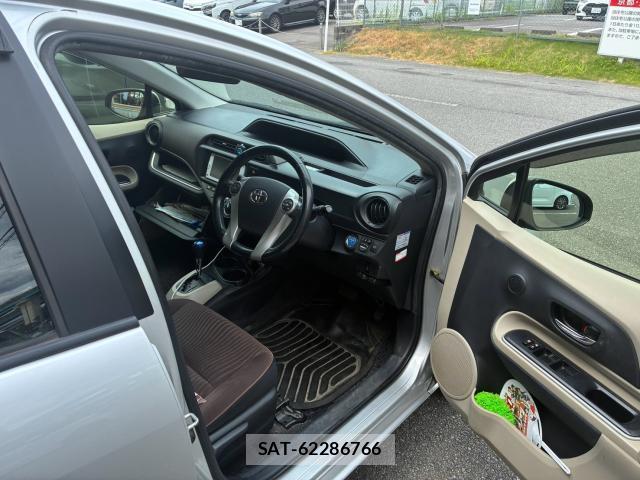 Toyota AQUA 2013-08 8379868-5